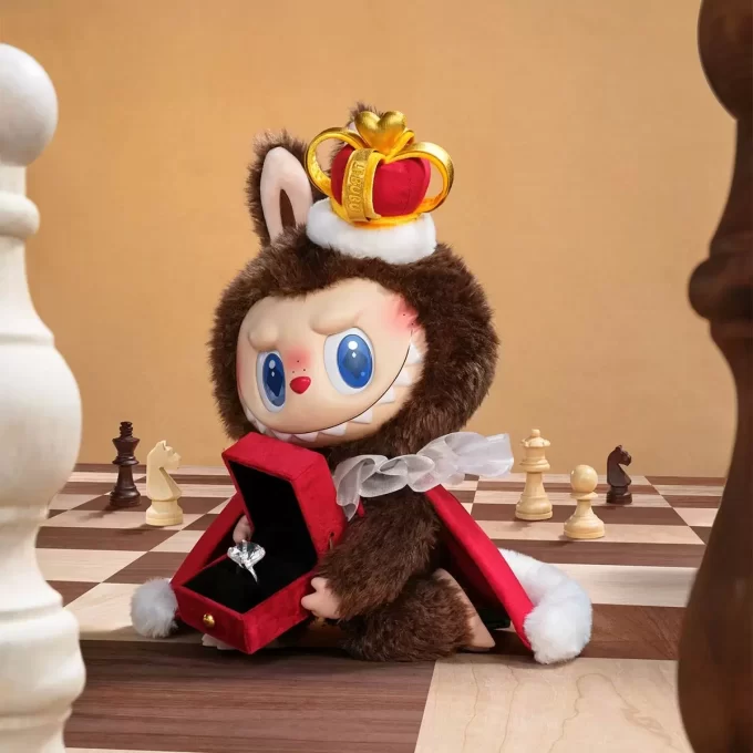 MONȘTRII Seria Let’s Checkmate – Păpușă de pluș din vinil