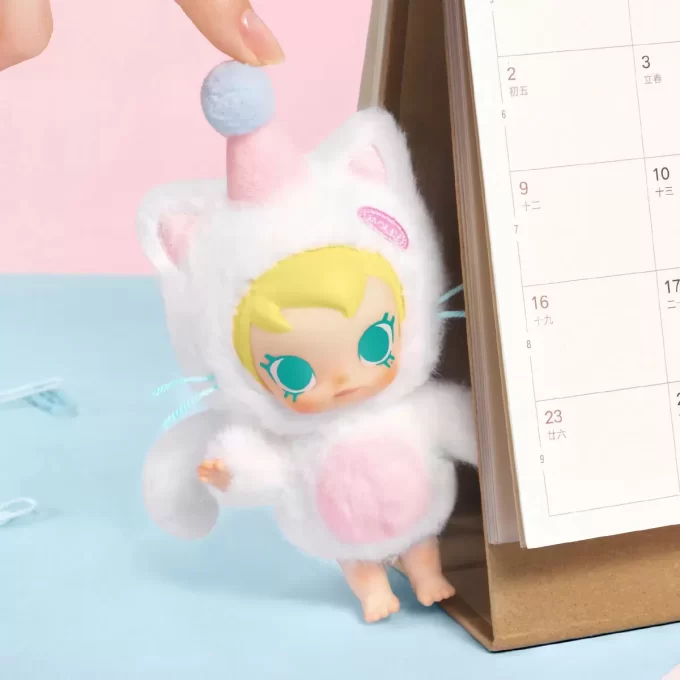 Seria Baby Molly Pocket Friends – Cutie de pluș din vinil cu pandantiv