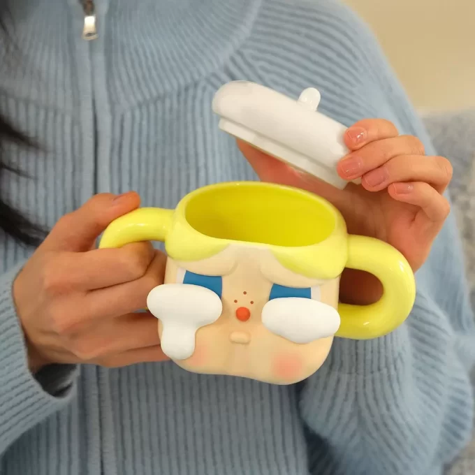 Seria CRYBABY Sad Club – Cană ceramică (Aurie)