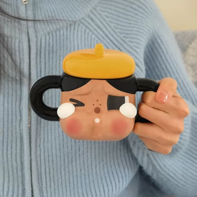 Seria CRYBABY Sad Club – Cană ceramică (maro)