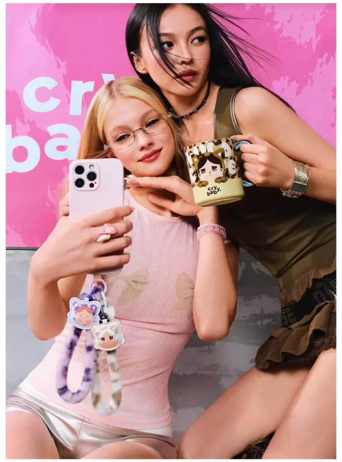 Seria CRYBABY Wild But Cutie – Cutie de telefon cu pandantive Seria CRYBABY Wild But Cutie – Cutie de telefon cu pandantive