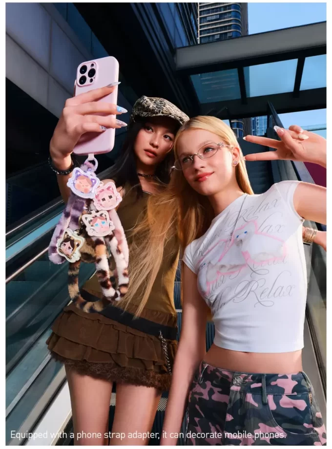 Seria CRYBABY Wild But Cutie – Cutie de telefon cu pandantive Seria CRYBABY Wild But Cutie – Cutie de telefon cu pandantive
