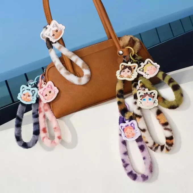 Seria CRYBABY Wild But Cutie – Cutie de telefon cu pandantive Seria CRYBABY Wild But Cutie – Cutie de telefon cu pandantive