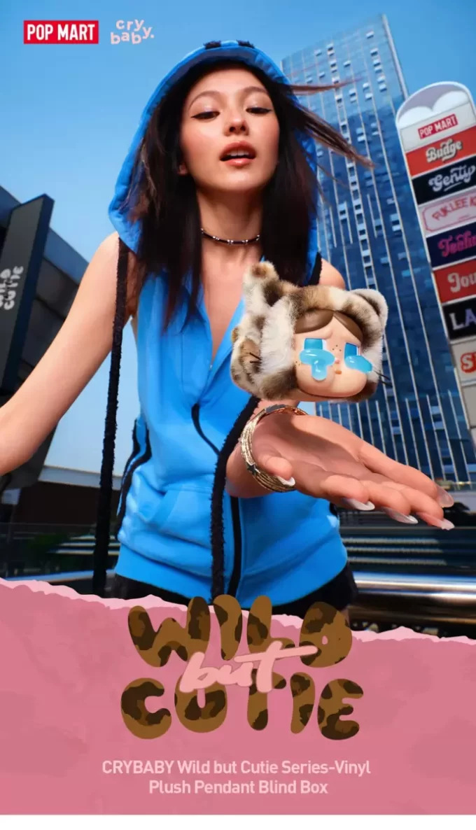 Seria CRYBABY Wild But Cutie – Cutie de vinil din pluș cu pandantiv Seria CRYBABY Wild But Cutie – Cutie de vinil din pluș cu pandantiv