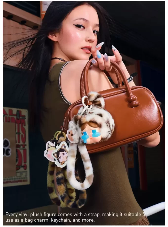 Seria CRYBABY Wild But Cutie – Cutie de vinil din pluș cu pandantiv Seria CRYBABY Wild But Cutie – Cutie de vinil din pluș cu pandantiv