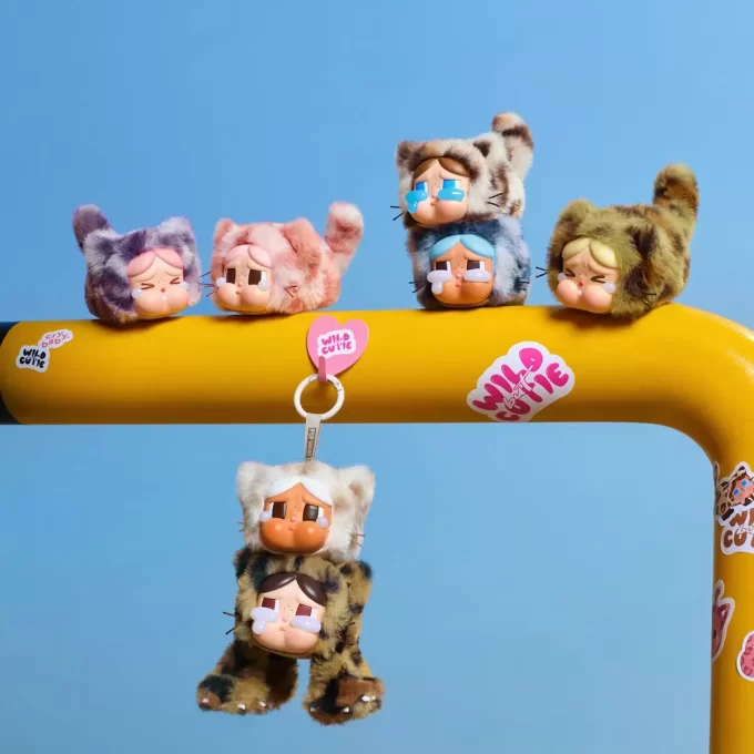 Seria CRYBABY Wild But Cutie – Cutie de vinil din pluș cu pandantiv Seria CRYBABY Wild But Cutie – Cutie de vinil din pluș cu pandantiv