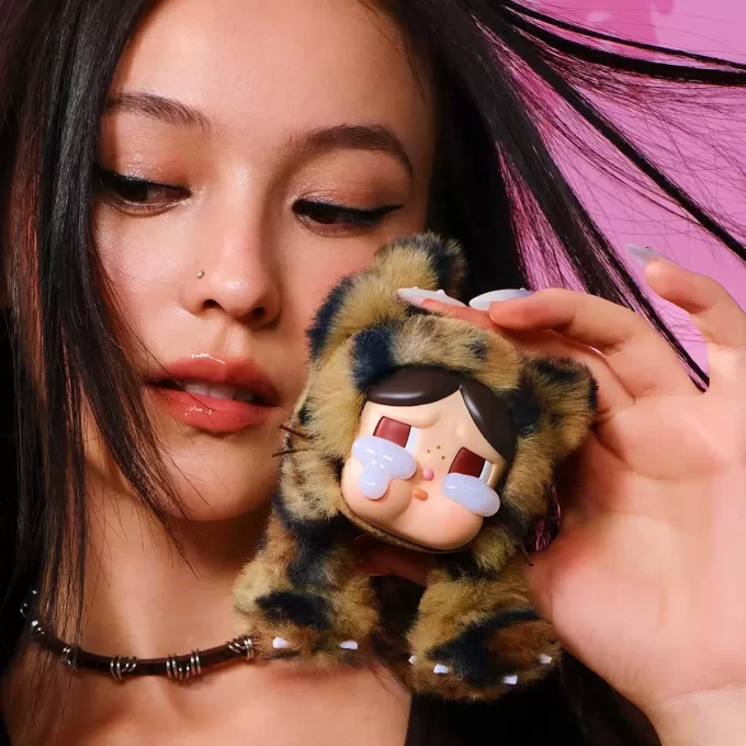 Seria CRYBABY Wild But Cutie – Cutie de vinil din pluș cu pandantiv Seria CRYBABY Wild But Cutie – Cutie de vinil din pluș cu pandantiv