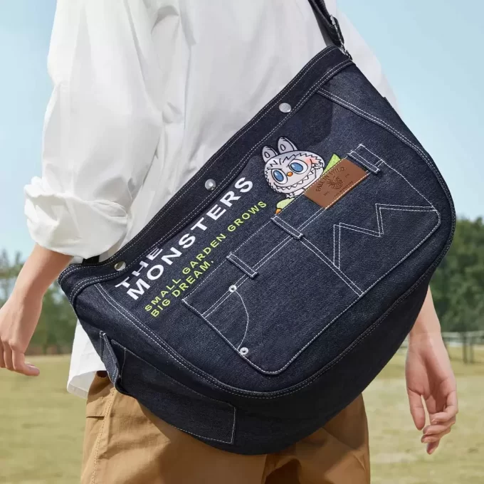 SERIA MONȘTRII CĂDEAU ÎN SĂLBĂTICIE – Geantă denim Messenger