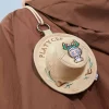 SERIA MONȘTRII CĂDEAU ÎN SĂLBĂTICIE – Geantă mini tip pălărie tip găleată, cutie BIind SERIA MONȘTRII CĂDEAU ÎN SĂLBĂTICIE – Geantă mini tip pălărie tip găleată, cutie BIind