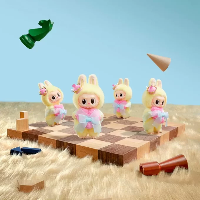 Seria MONȘTRILOR Let’s Checkmate – Felicitare de pluș din vinil cu agățat